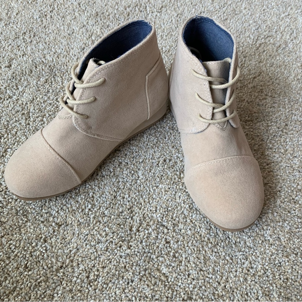 SweetHoney nwot Beige Lace-Up Ankle Boots